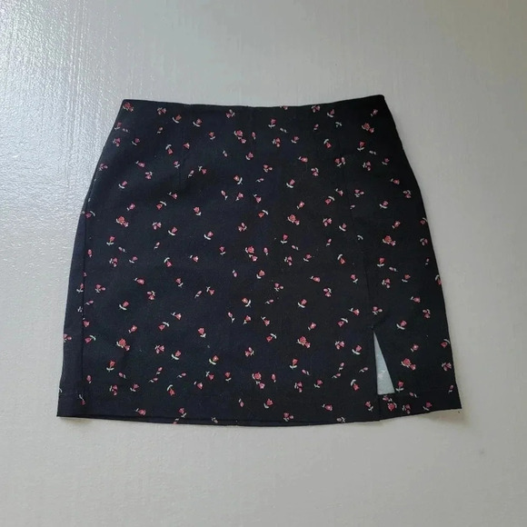 Wild Fable Black Floral Prrint Denim Jeans  Size 6 Skirt Mini Front Slit - Picture 1 of 8